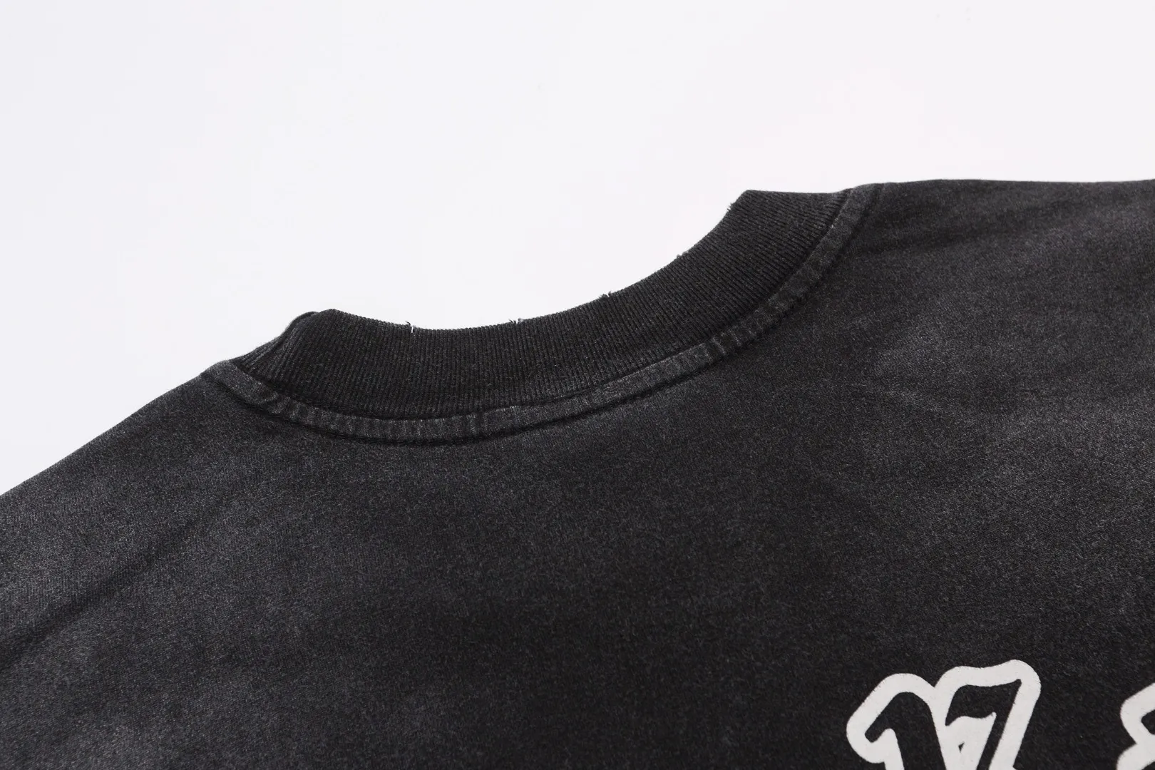 Saint Michael's trendy high-street contrasting pattern washed and aged loose round-neck long-sleeved T-shirt Fabric: 260g Style number: SM16 Size: S-M-L-XL Color: Black Price: P156